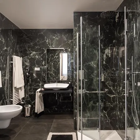 King Hotel *